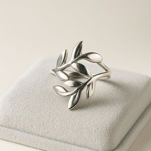 Silver Leaf Ring Like New Size 5.75 #114